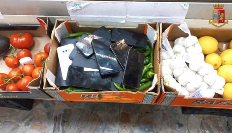 Milano, ha negozio di alimentari ma vende di tutto: indagato