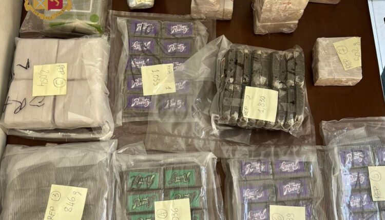 Milano, trovati 55 chili di droga e un'arma clandestina, un arresto e una denuncia