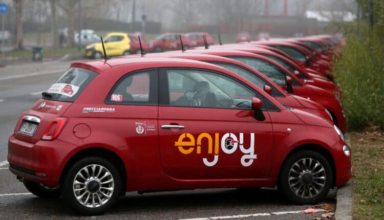 Milano, scoperto un giro di 220 falsi account di car sharing