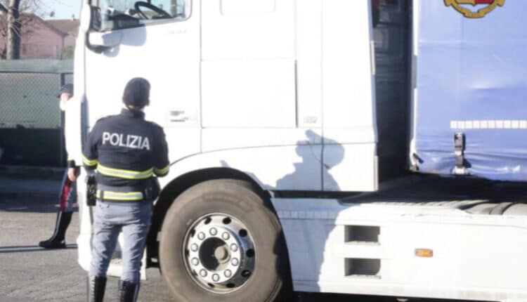 Guida il tir in E45 col certificato professionale falso e fa sorpassi vietati