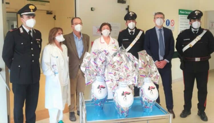 Bologna, i Carabinieri donano le uova di Pasqua ai bambini ricoverati