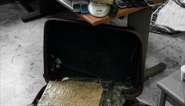 Giugliano, nasconde in casa 7 kg di eroina e denaro contante: arrestato