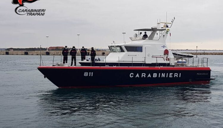 Trapani, trovati 30kg di pesce non tracciato nel locale frigo di un locale: multe e sequestri