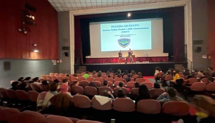 Rimini, Cyberbullismo: la Polizia incontra gli studenti