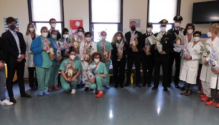 Monfalcone (Gorizia), i Carabinieri consegnano uova pasquali ai bambini ricoverati