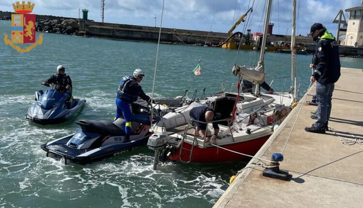 Ostia, la Polizia di Stato porta in salvo un’ imbarcazione a vela