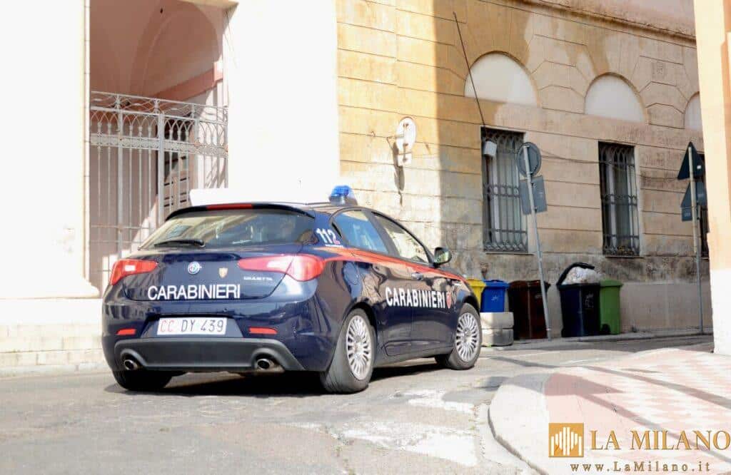 Ieri sera a Decimomannu, i carabinieri della locale Stazione, hanno tratto in arresto per “fuga a seguito di sinistro stradale con lesioni” (una variante dell’omissione di soccorso), un 41enne di Villaspeciosa, disoccupato con precedenti denunce a carico. Questi, attorno alle ore 18:40 precedenti, lungo la via Alziator di Decimomannu, forse solo per gioco, aveva strattonato un quattordicenne del luogo, mentre questi stava conducendo il proprio ciclomotore Piaggio, provocando inopinatamente un pericoloso sbandamento dello scooter, che andava a collidere contro un’autovettura Mini Cooper condotta da una 53enne, assolutamente incolpevole dell’impatto. Dopo aver cagionato il sinistro, in seguito al quale il ragazzo aveva riportato fortunatamente solo leggere lesioni, piuttosto che andarsi ad accertare della situazione e prestare soccorso, l'uomo si era dato alla fuga, raggiungendo il proprio domicilio, senza mettersi a disposizione della pattuglia dei carabinieri intervenuta, come avrebbe dovuto. Considerata la quasi flagranza, l'uomo è stato sottoposto al regime degli arresti domiciliari presso il proprio domicilio, in attesa del giudizio con rito direttissimo che è stato fissato per la mattinata odierna presso il Tribunale di Cagliari.