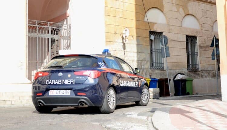 Ieri sera a Decimomannu, i carabinieri della locale Stazione, hanno tratto in arresto per “fuga a seguito di sinistro stradale con lesioni” (una variante dell’omissione di soccorso), un 41enne di Villaspeciosa, disoccupato con precedenti denunce a carico. Questi, attorno alle ore 18:40 precedenti, lungo la via Alziator di Decimomannu, forse solo per gioco, aveva strattonato un quattordicenne del luogo, mentre questi stava conducendo il proprio ciclomotore Piaggio, provocando inopinatamente un pericoloso sbandamento dello scooter, che andava a collidere contro un’autovettura Mini Cooper condotta da una 53enne, assolutamente incolpevole dell’impatto. Dopo aver cagionato il sinistro, in seguito al quale il ragazzo aveva riportato fortunatamente solo leggere lesioni, piuttosto che andarsi ad accertare della situazione e prestare soccorso, l'uomo si era dato alla fuga, raggiungendo il proprio domicilio, senza mettersi a disposizione della pattuglia dei carabinieri intervenuta, come avrebbe dovuto. Considerata la quasi flagranza, l'uomo è stato sottoposto al regime degli arresti domiciliari presso il proprio domicilio, in attesa del giudizio con rito direttissimo che è stato fissato per la mattinata odierna presso il Tribunale di Cagliari.