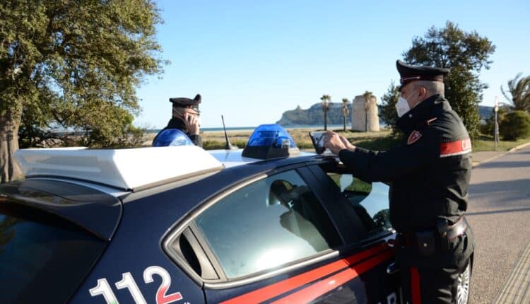 Cagliari, cavallo investe uomo in bici sul lungomare Poetto