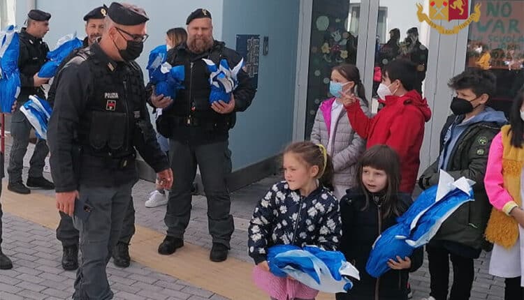 Rieti, la Polizia di Stato dona uova di Pasqua agli studenti di Amatrice