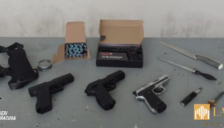 Siracusa, turista deteneva armi e droga illegalmente