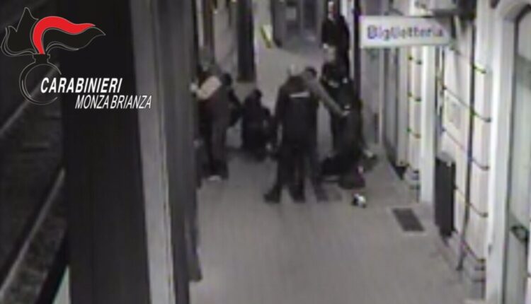 Monza, rissa alla stazione: denunciati tre extracomunitari
