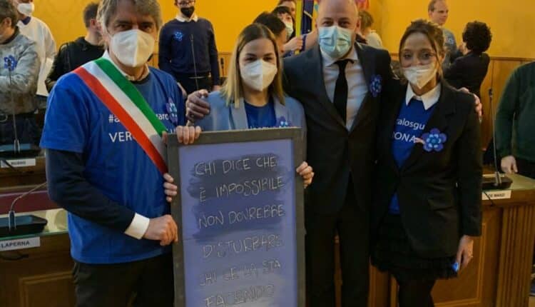Verona, la città si colora di blu per l'autismo