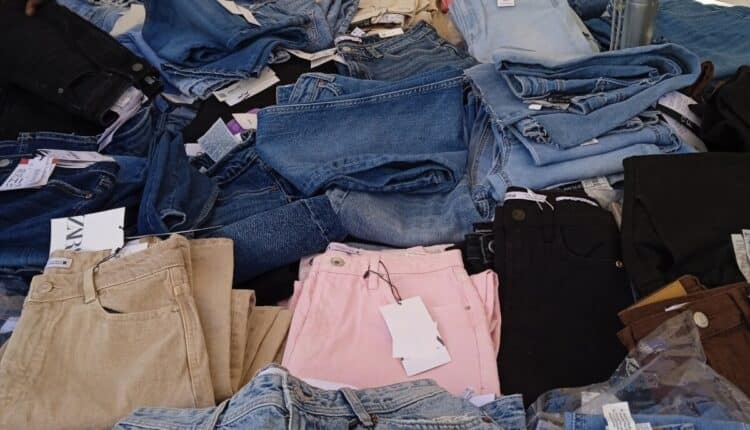 Catania, da Siracusa per vendere abiti rubati in fiera: denunciati