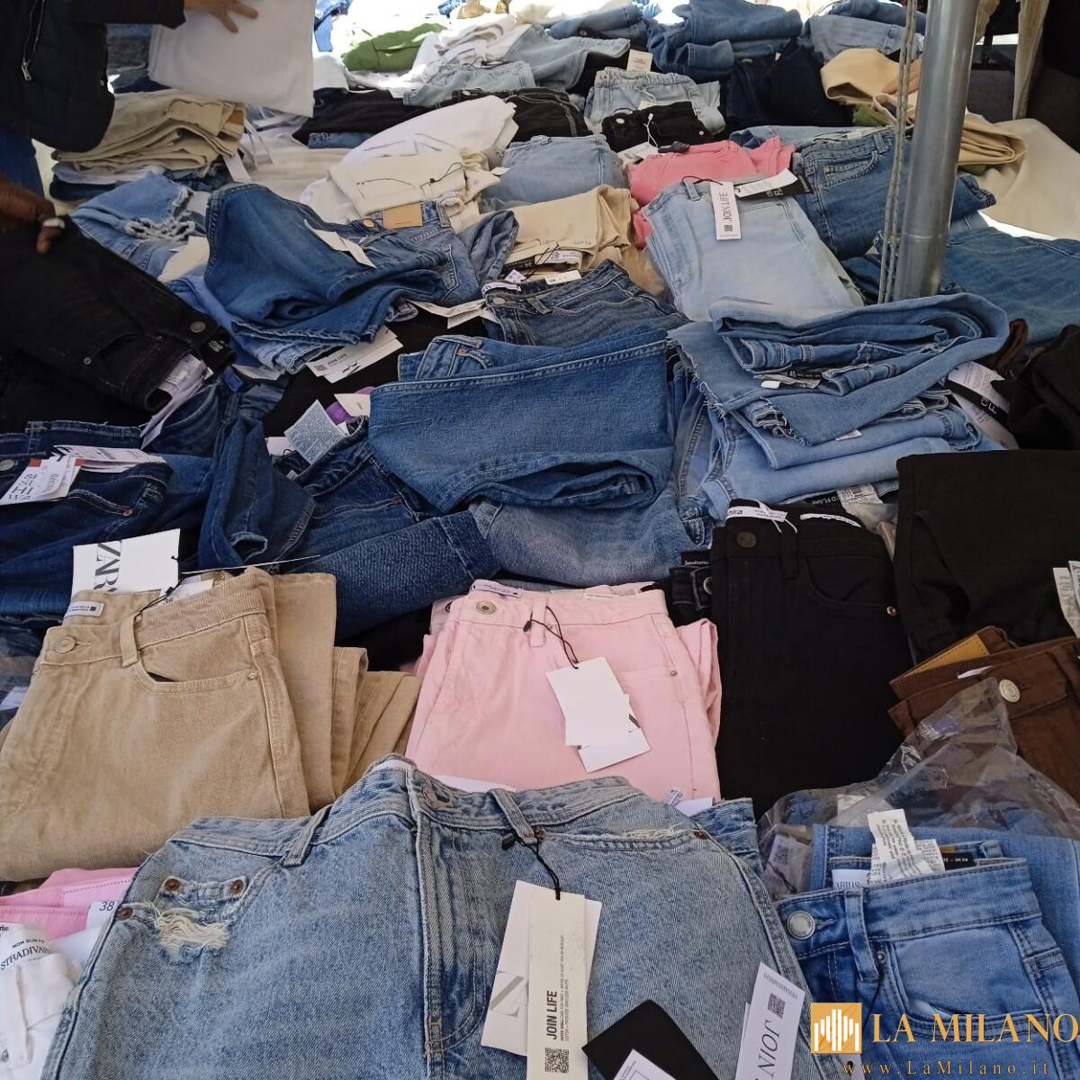 Catania, da Siracusa per vendere abiti rubati in fiera: denunciati