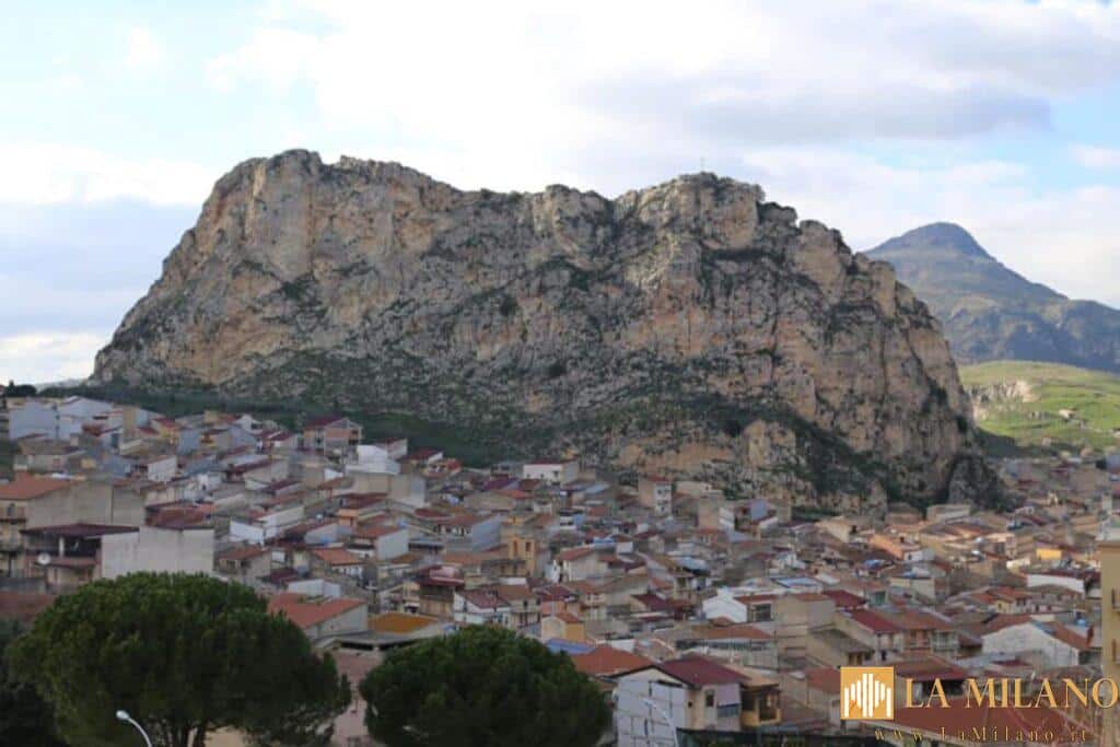 il disgaggio di massi pericolanti e l’imbrigliamento dei blocchi su diverse porzioni della parete