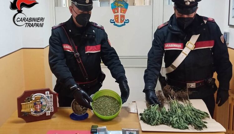 La coppia di presunti spacciatori è stata tratta in arresto e la droga invece sequestrata in attesa della successiva analisi e distruzione