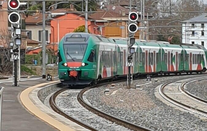 La linea ferroviaria Reggio Emilia-Ciano d'Enza dal 1 aprile è elettrificata