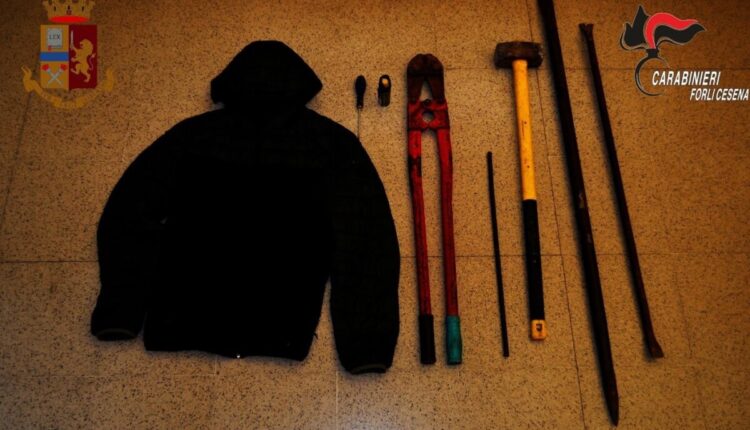 Forlì, in giro su un'auto rubata, era pronto per un colpo con i suoi complici