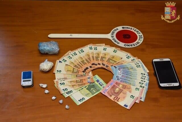 Martinsicuro, nascondeva la droga nella lettiera del gatto, arrestato