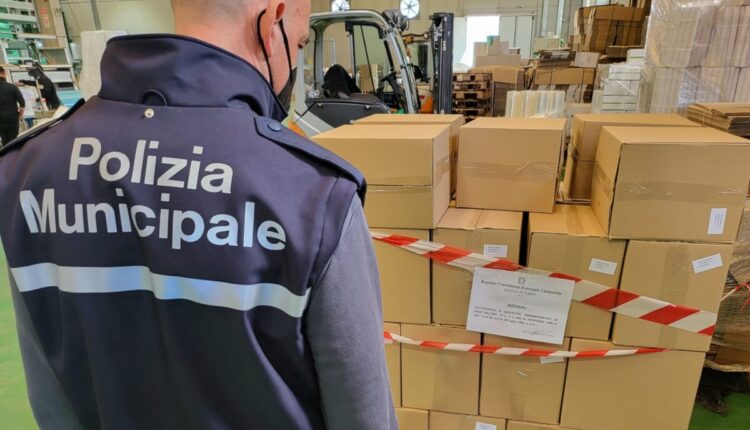 Napoli, sequestrati 320 kg di borse in plastica illegali