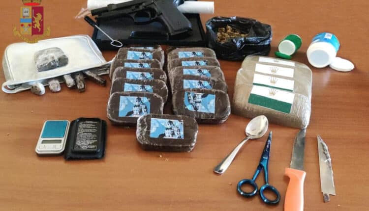 Napoli, sorpreso con quasi 1,7 kg di hashish a Fuorigrotta: arrestato