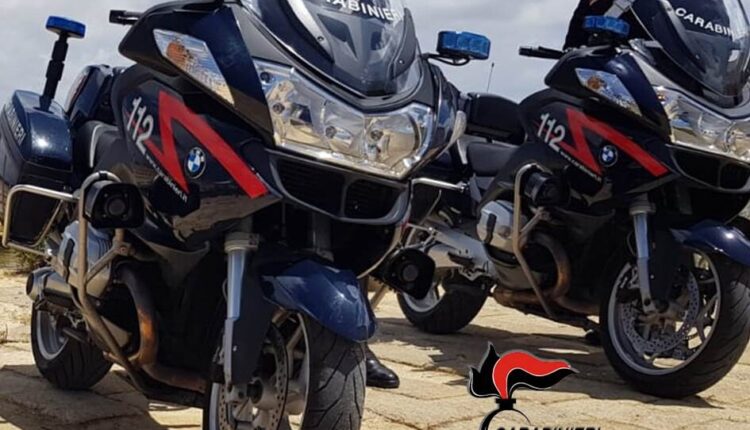 Marsala, entra nei negozi e minaccia tutti con un cacciavite