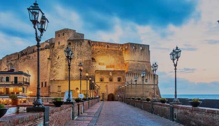 Napoli, lavori di messa in sicurezza di Castel dell'Ovo.
