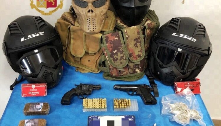 Napoli, Pianura: sequestrate armi e droga.