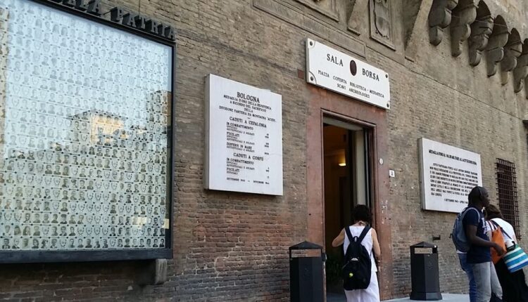 Bologna, imbratta la scalinata di Sala Borsa, denunciato writer