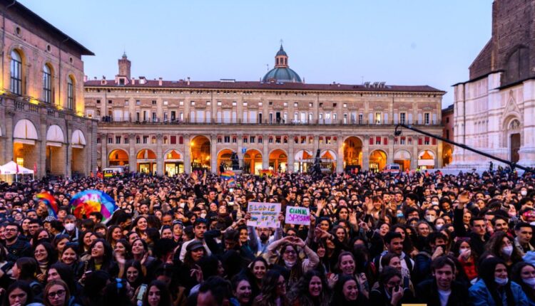 Bologna, concerto in PIazza Maggiore per la pace in Ucraina