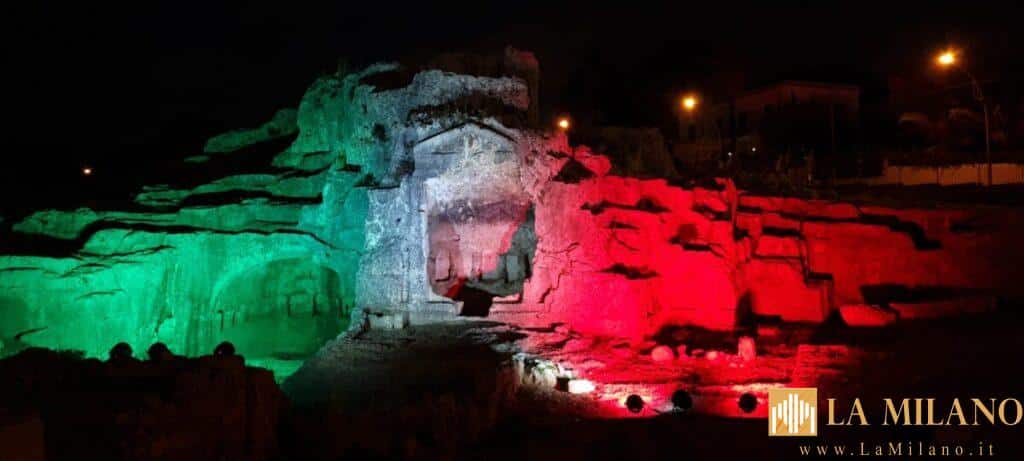 Siracusa, la tomba di Archimede illuminata coi colori della bandiera italiani.