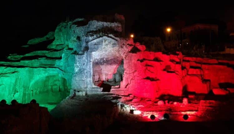 Siracusa, la tomba di Archimede illuminata coi colori della bandiera italiani.
