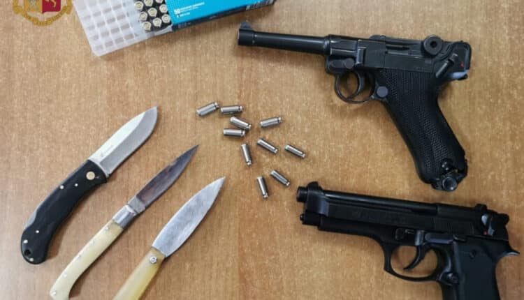 Napoli, minaccia una donna in hotel: denunciato