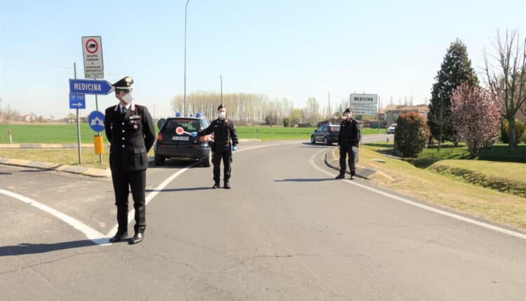 Bologna, aggredisce la madre, uomo violento in manette