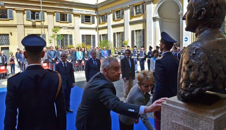 Milano, la Polizia di Stato ha commemorato il 50esimo anniversario della scomparsa del Commissario Calabresi