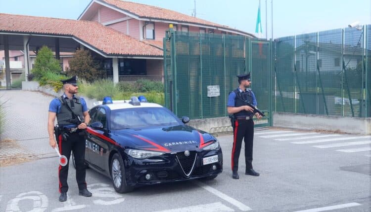 Mondragone, dipendente ruba armi, arrestato