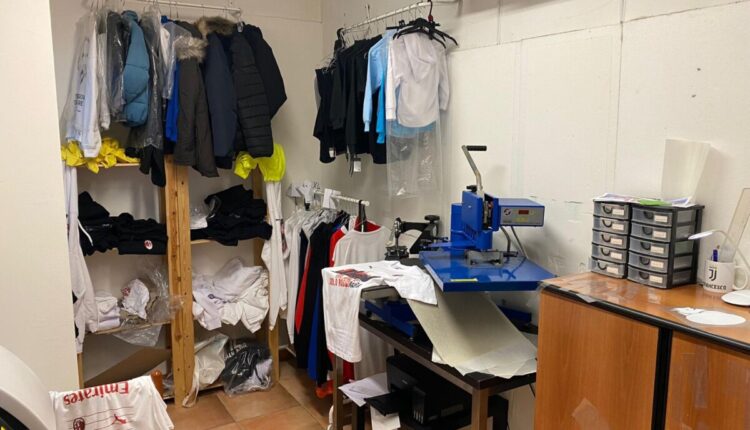 Milano, magliette del Milan contraffatte: chiusa stamperia.