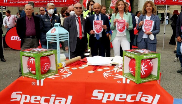 Napoli, la fiaccola di Special Olympics, in tour occasione dei Giochi Nazionali Estivi