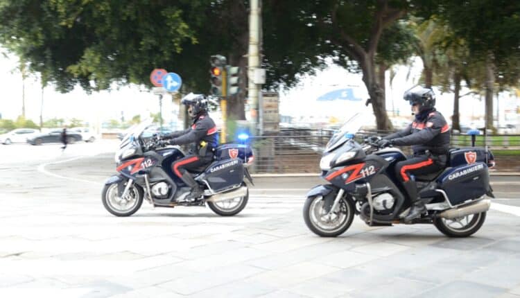 Cagliari, viene allontanato da una festa privata e mostra la pistola: fermato