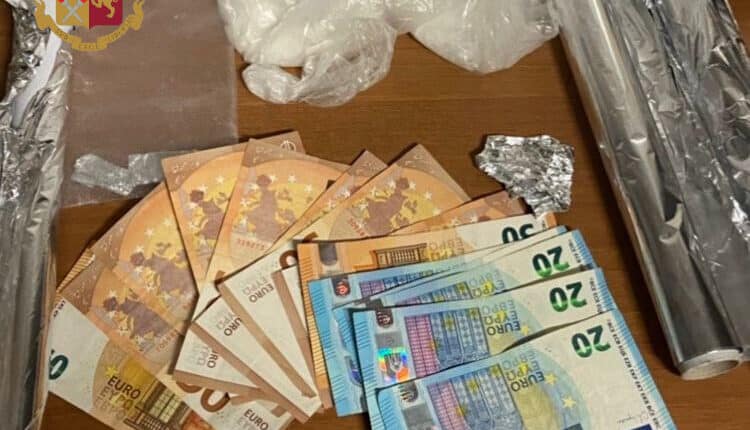 Roma, vendeva in casa shaboo, arrestato