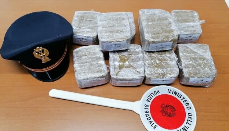 Frosinone, perquisita l'auto, trovate sostanze stupefacenti