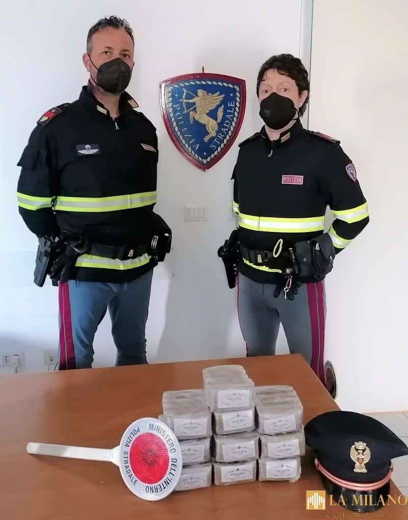 Frosinone, perquisita l'auto, trovate sostanze stupefacenti