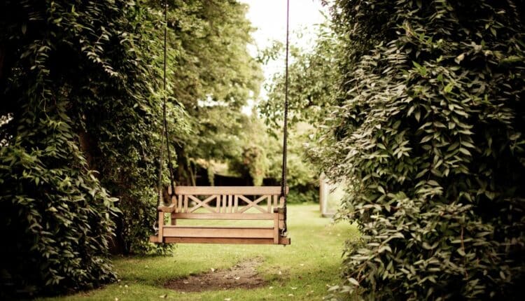 Elementi di design che non possono mancare in un giardino moderno