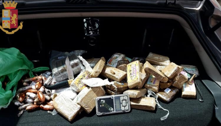 Roma, arrestate 3 persone per detenzione di stupefacenti.