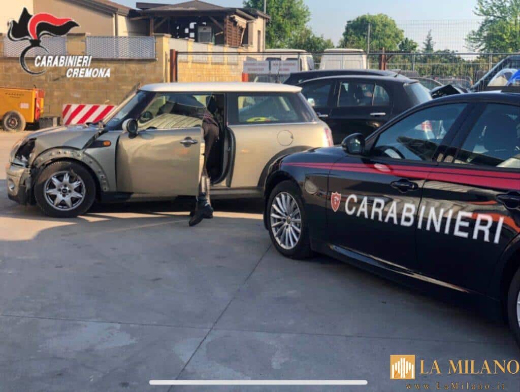 Crema, scoperto a bordo di auto rubata scappa sino a Lodi, poi si schianta contro dei cartelli stradali