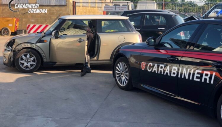 Crema, scoperto a bordo di auto rubata scappa sino a Lodi, poi si schianta contro dei cartelli stradali