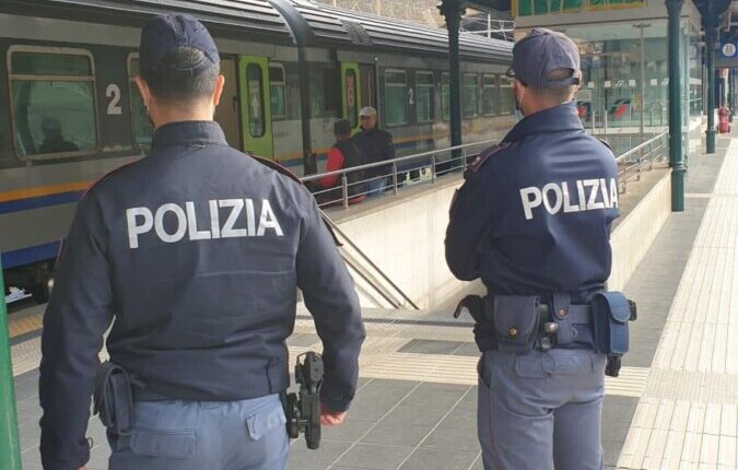 Genova, si impossessa dello zaino del capotreno, denunciato