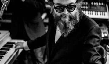 Gli Extraliscio sono la band capitanata dallo scienziato pazzo dei suoni Mirco Mariani, insieme al clarinettista Moreno Conficconi (“il Biondo”), fiancheggiata da Elisabetta Sgarbi con la sua Betty Wrong Edizioni Musicali. Il 2021 è stato l’anno che li ha fatti conoscere al grande pubblico, grazie a molti importanti live che li hanno portati non solo in tutta Italia ma anche all’estero. Dal palco del Festival di Sanremo, a quello di Isola Edipo al Lido di Venezia, dal concerto per La Milanesiana a Parigi a quello per la Hit Week a Miami, sempre accompagnati sul palco da un’orchestra di grandi musicisti. Senza dimenticare i concerti di Taranto e Matera con l’orchestra sinfonica della Magna Grecia diretta da Roberto Molinelli. Un lungo viaggio passato anche per la Mostra del Cinema di Venezia, con il filmino “La nave sul monte” di Elisabetta Sgarbi, il Salone del libro di Torino, con il loro primo libro “Extraliscio. Una storia punk ai confini della balera” (La nave di Teseo), e per il Torino Film Festival con il filmino, sempre di Elisabetta Sgarbi, “In Amazzonia”. Il gruppo ha composto anche la canzone ufficiale del Giro d’Italia 103 “GiraGiroGiraGi” e le due sigle de La Milanesiana: la prima, strumentale, dal titolo “Il ballo della Rosa” e la seconda, cantata, dal titolo “Milanesiana di Riviera”. Il suono degli Extraliscio ha incantato il pubblico fino a superare i confini italiani, incrociando tradizione e avanguardia.