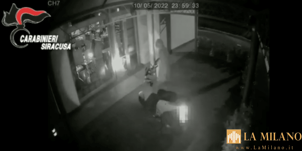 Siracusa, spaccavano le vetrine con uno scooter rubato e rapinavano negozi: arrestati